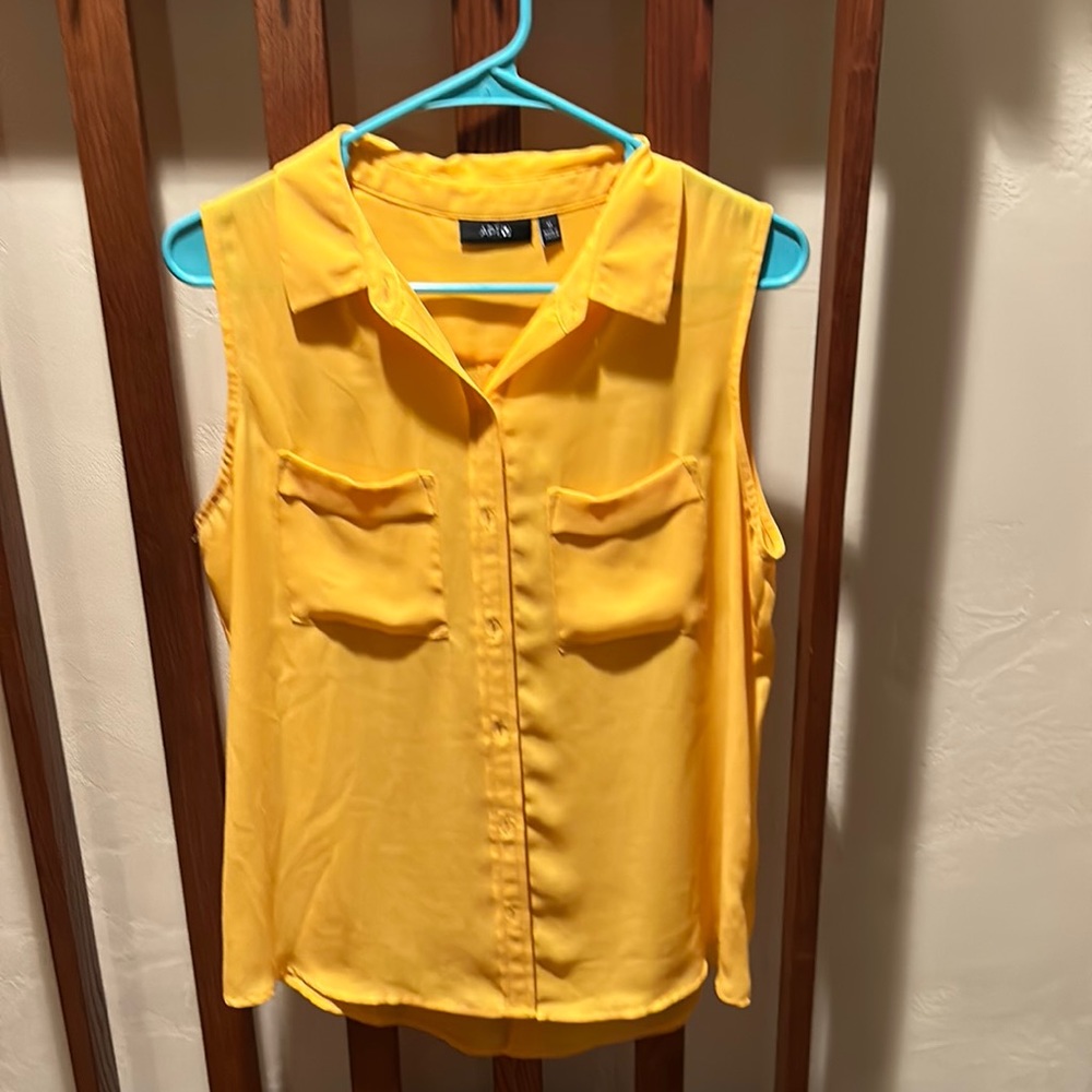 Woman’s sleeveless dress shirt